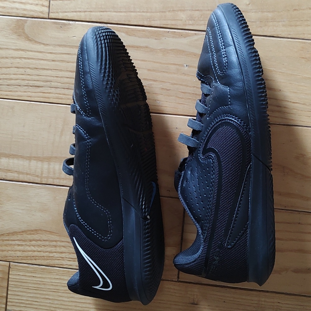 Kids black out tempo Nike 2.5y